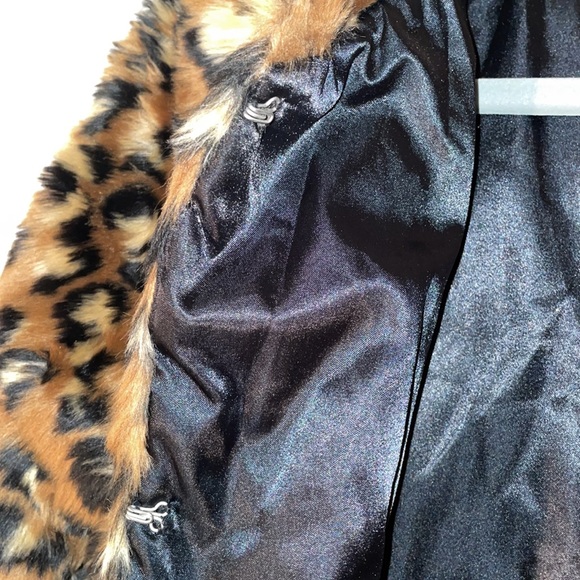 Forever 21 (NWT) cheetah print 3/4 sleeve faux fur jacket for women. Size L. - Picture 3 of 5